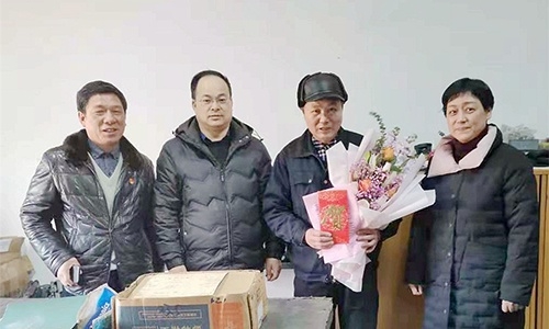 浙江省國防工業(yè)工會徐航主任、王哲（副處級調(diào)研員）代表省國防工業(yè)工會來公司慰問全國勞動模范余昌琴和困難職工。